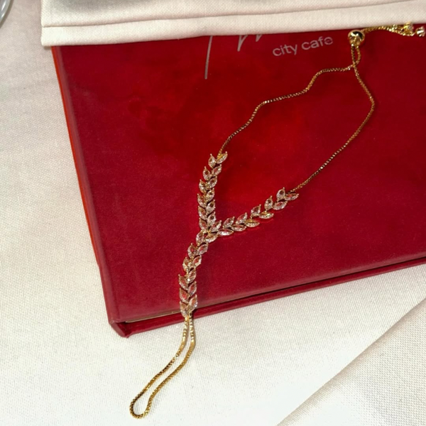 Elara Handlace