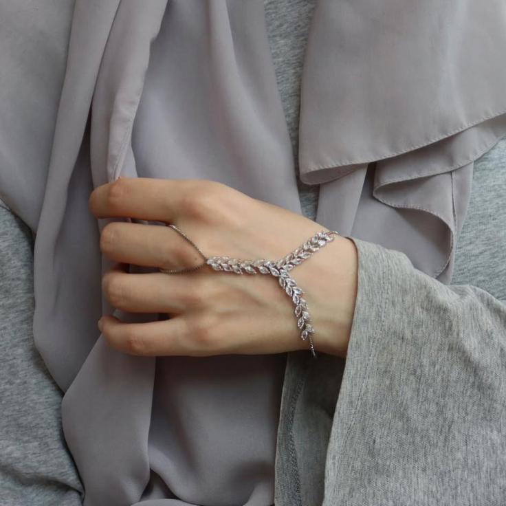 Elara Handlace