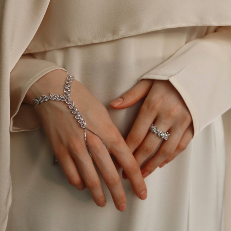 Elara Handlace